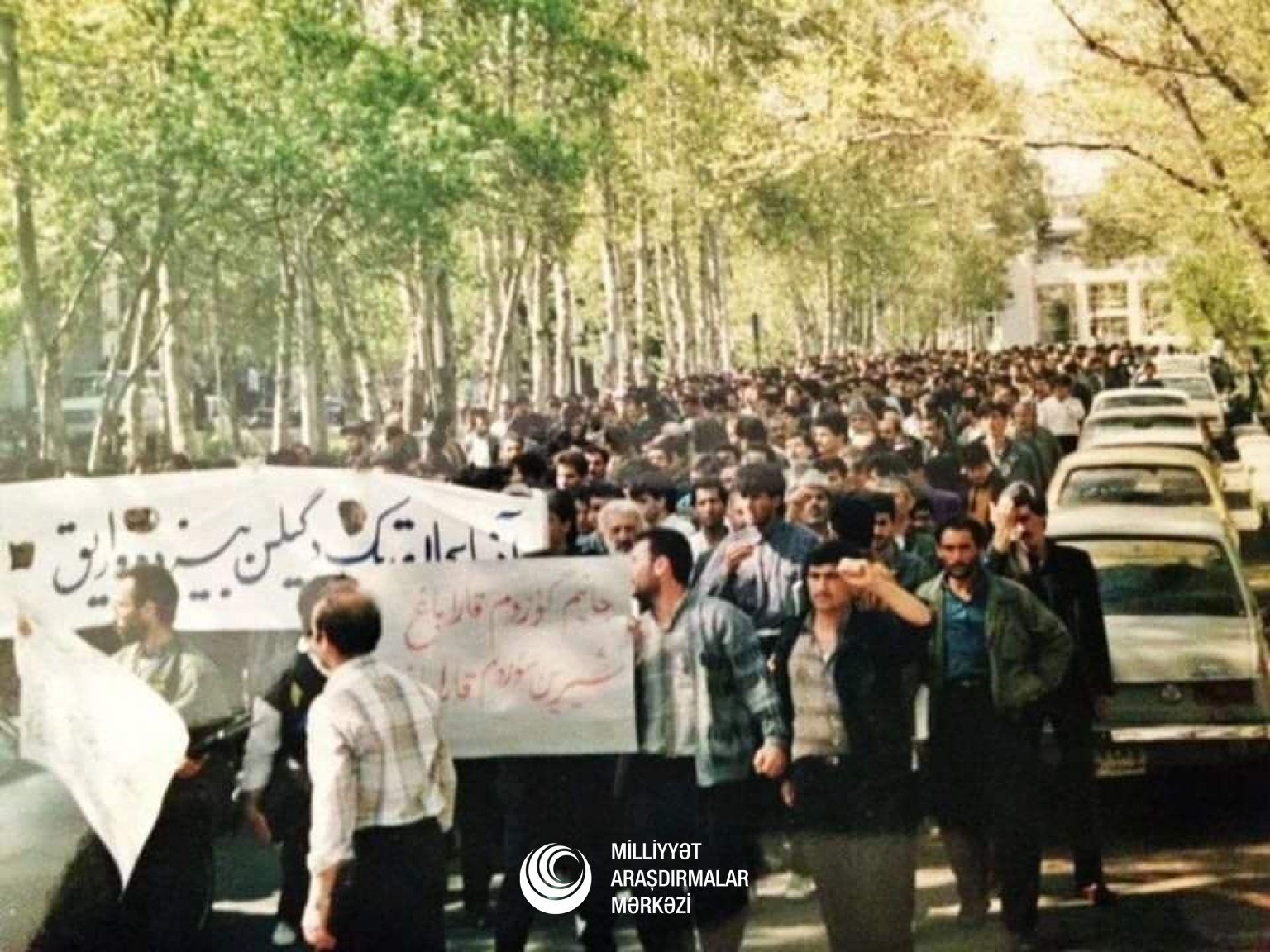 تهران دانشگاهی‌نین تورک اؤیرنجیلری‌نین آذرباجانا دستک هدفی ایله کئچیردیکلری یورویوشدن شکیل. 1990جی ایللر